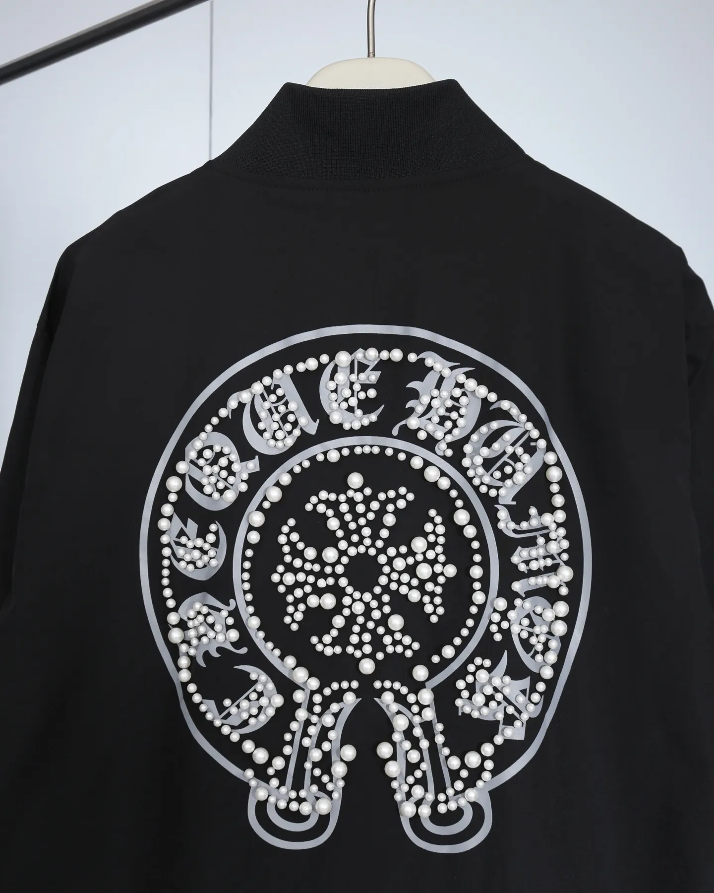P310 Chrome Hearts / Chrome Hearts Beaded Baseball Jacket - Genuine pattern, 1:1 comparison of every detail! The upper body style is suitable for celebrities and Internet celebrities, and the style is loose and not flattering on the figure! - All accessories are made from molds. There are four cross rivets on the whole dress. The two cross rivets on the sleeves are definitely the biggest highlight this year! - The same style for men and women, no matter the body shape, the upper body is handsome! Color: Black Size: S-XL